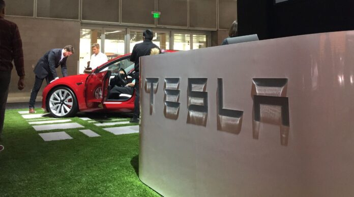 tesla-logo-la-autoshow-booth-e1546010852778.jpg