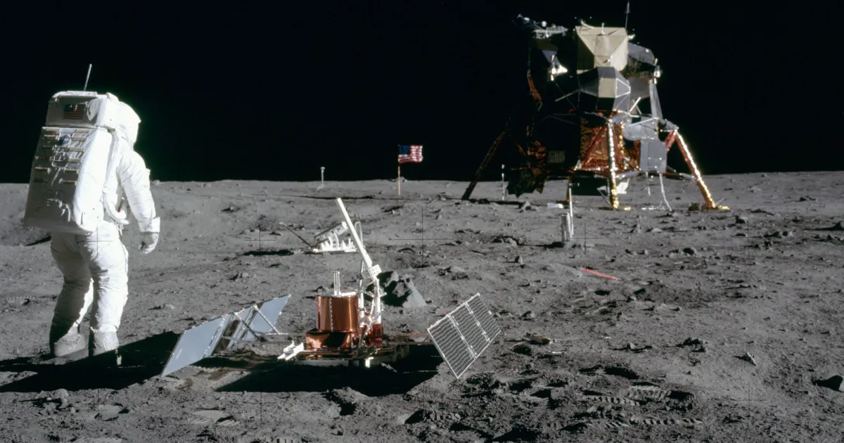 Aldrin_Looks_Back_at_Tranquility_Base_-_GPN-2000-001102.jpg